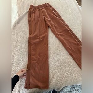 Alo Yoga straight leg button down sweatpant